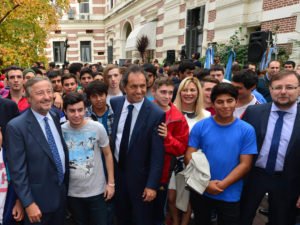 18/05/15, La Plata.- El gobernador Daniel Scioli firmó un convenio con el presidente y CEO de Fiat nacional, Cristiano Rattazzi, para capacitar en mecánica automotriz a jóvenes de 20 escuelas técnicas de la Provincia, tras remarcar que “hoy la gran agenda del futuro es mayor inversión y educación de calidad para empleos de calidad”. Prensa Gobernación.